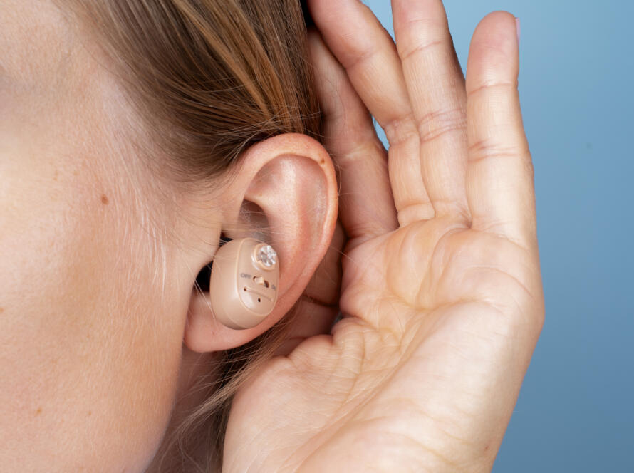 mujer llevando audifonos vista lateral scaled